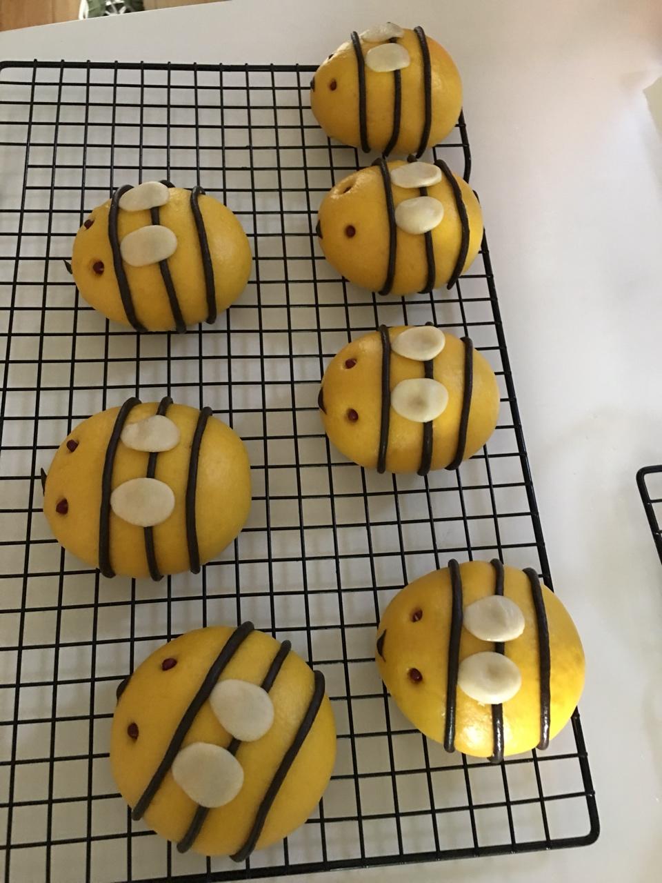 南瓜豆沙蜜蜂馒头