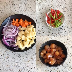 浓情咖喱鸡肉焗饭🧀️的做法 步骤1