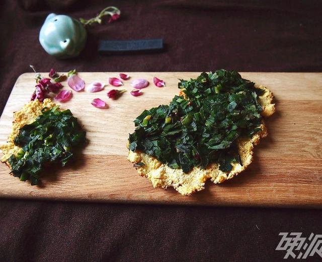 春日里的减肥粗粮——韭菜煳饼~的做法