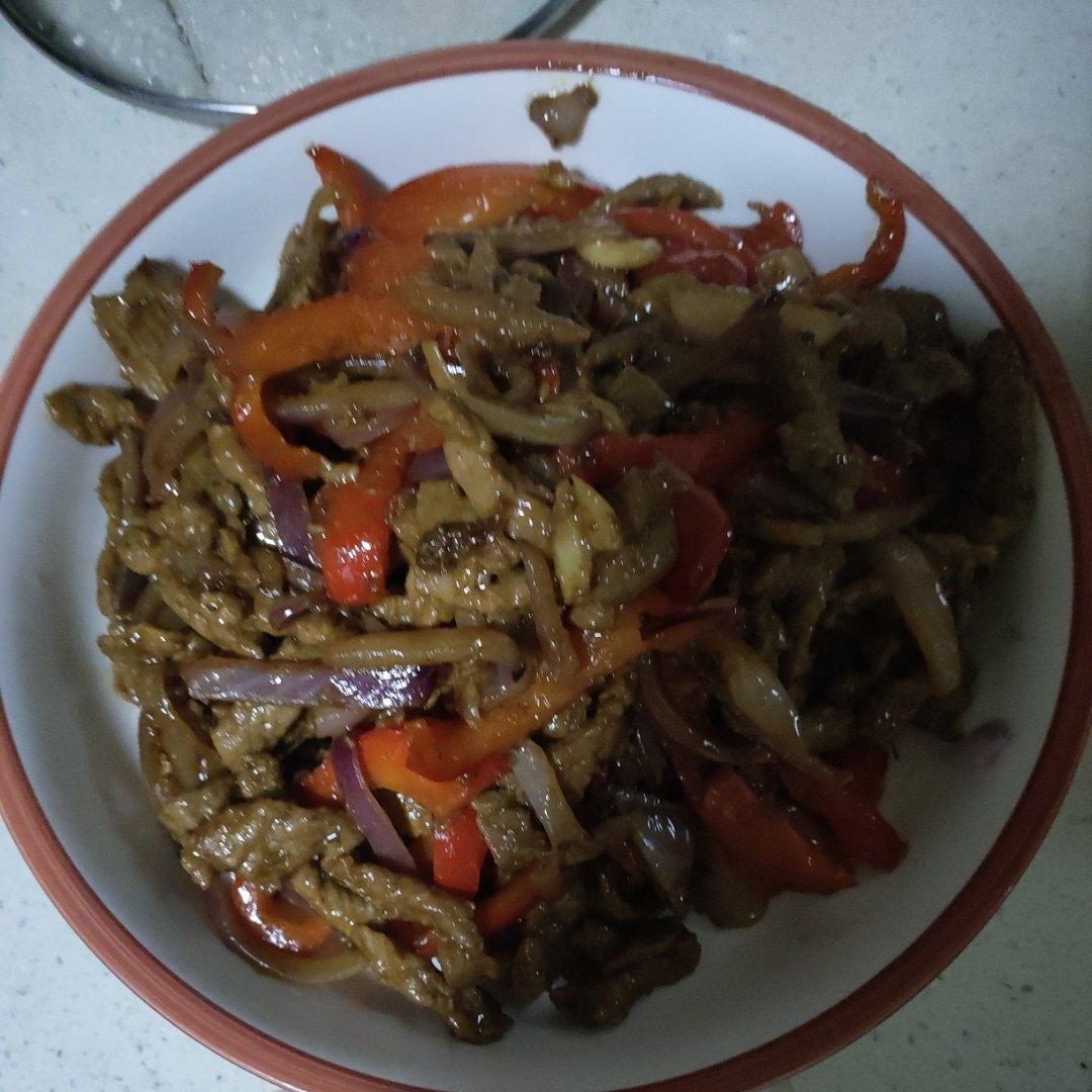 洋葱红椒炒牛肉粒