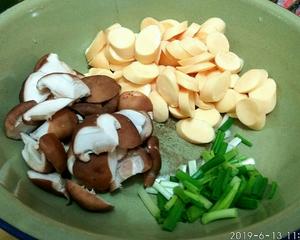 不放油的健康减肥养颜汤：鲜菇蛋肠（菌）的做法 步骤1