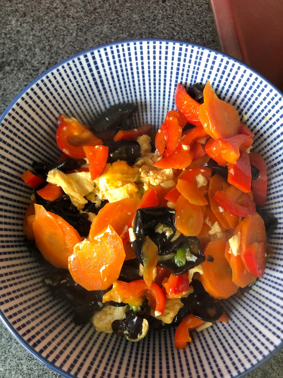 这么搭配也太香了！青椒胡萝卜木耳炒鸡蛋