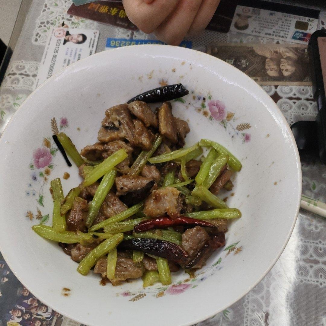 芹菜炒牛肉 快和我一起做！超级嫩！家常快手简单！