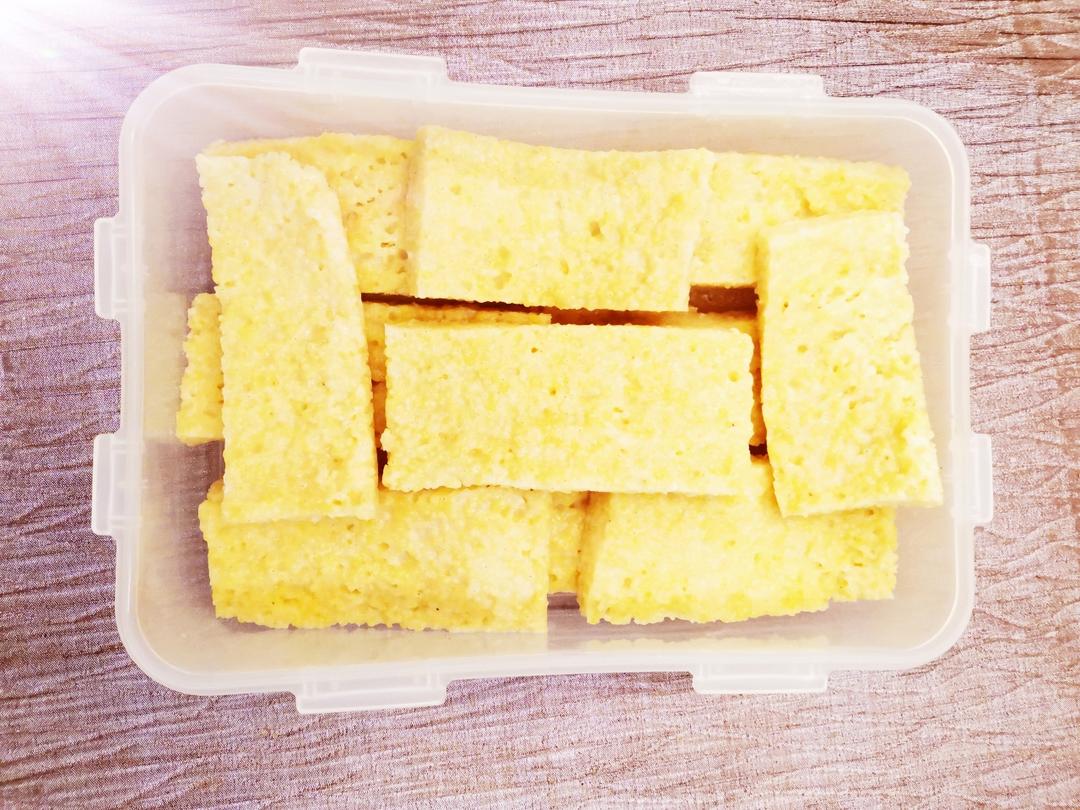 牛奶倒入小米中搅一搅，出锅这么好吃，软糯q弹