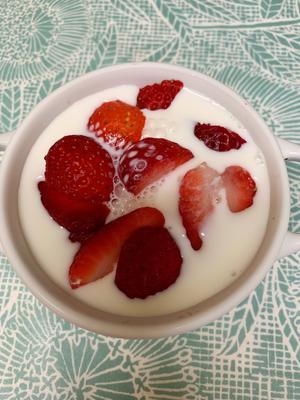 快手水果牛奶沙冰 草莓味 蓝莓味 香蕉味 树莓味的做法 步骤2