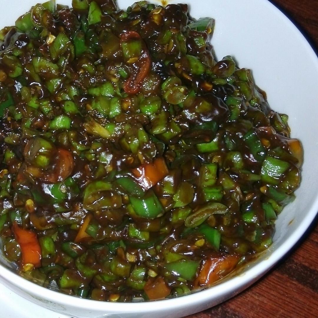 甜面酱炒豆角尖椒的做法