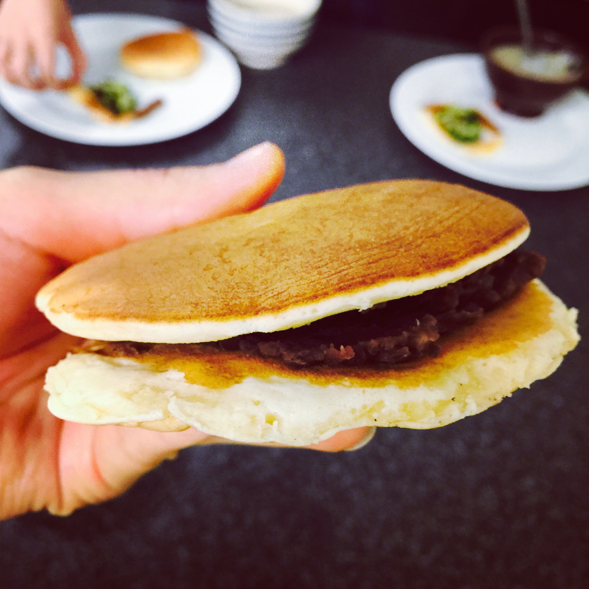【酸奶松饼yogurt pancake】，搭上黑莓果酱和枫糖的美味。