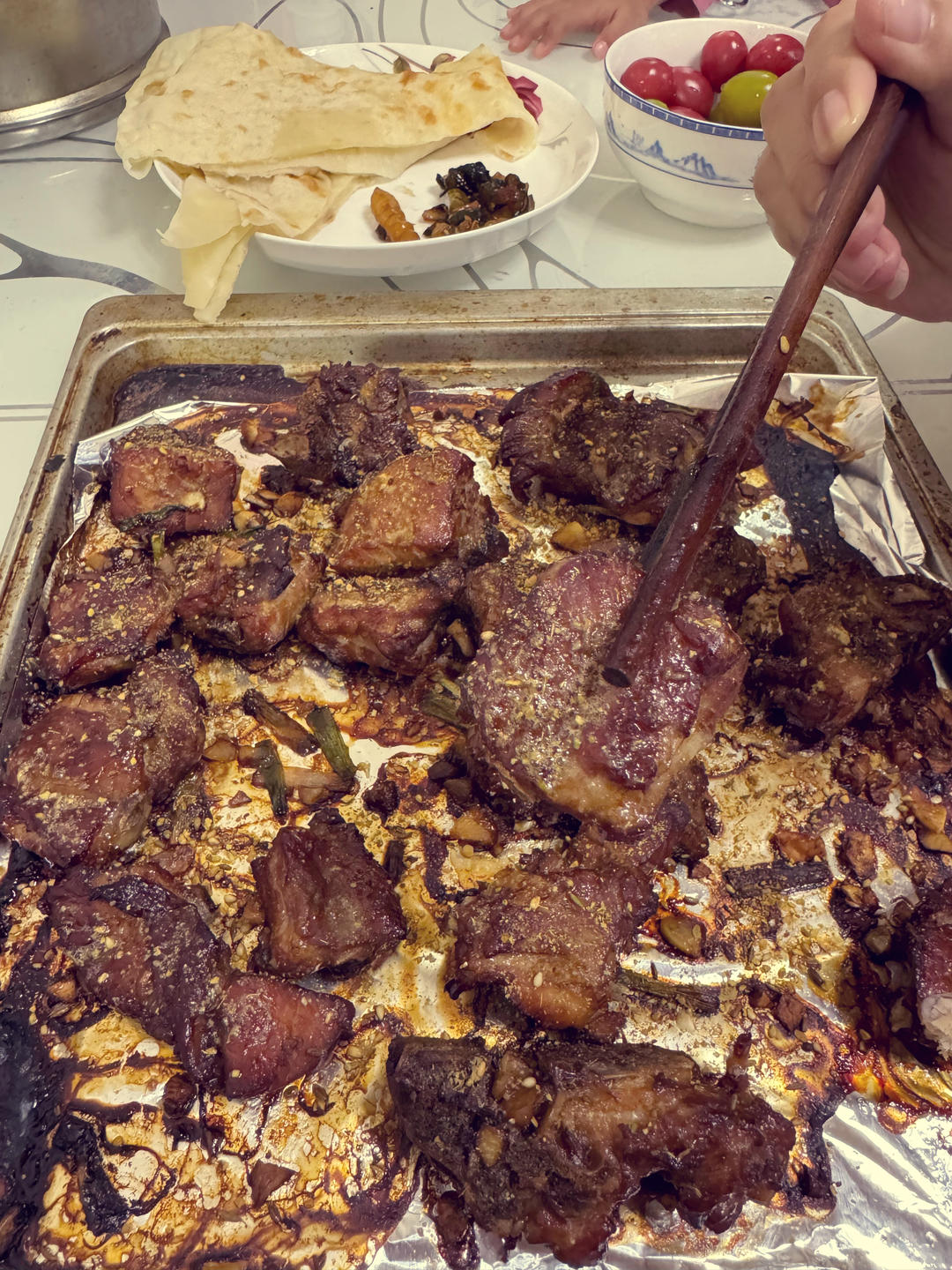 外焦里嫩！好吃到舔手指的蒜香烤排骨