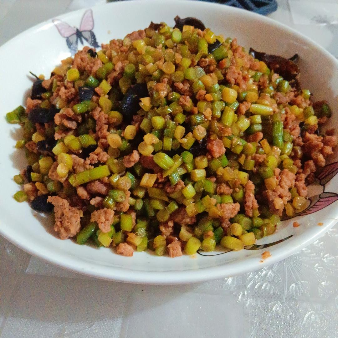 下饭神器蒜苔粒炒肉碎