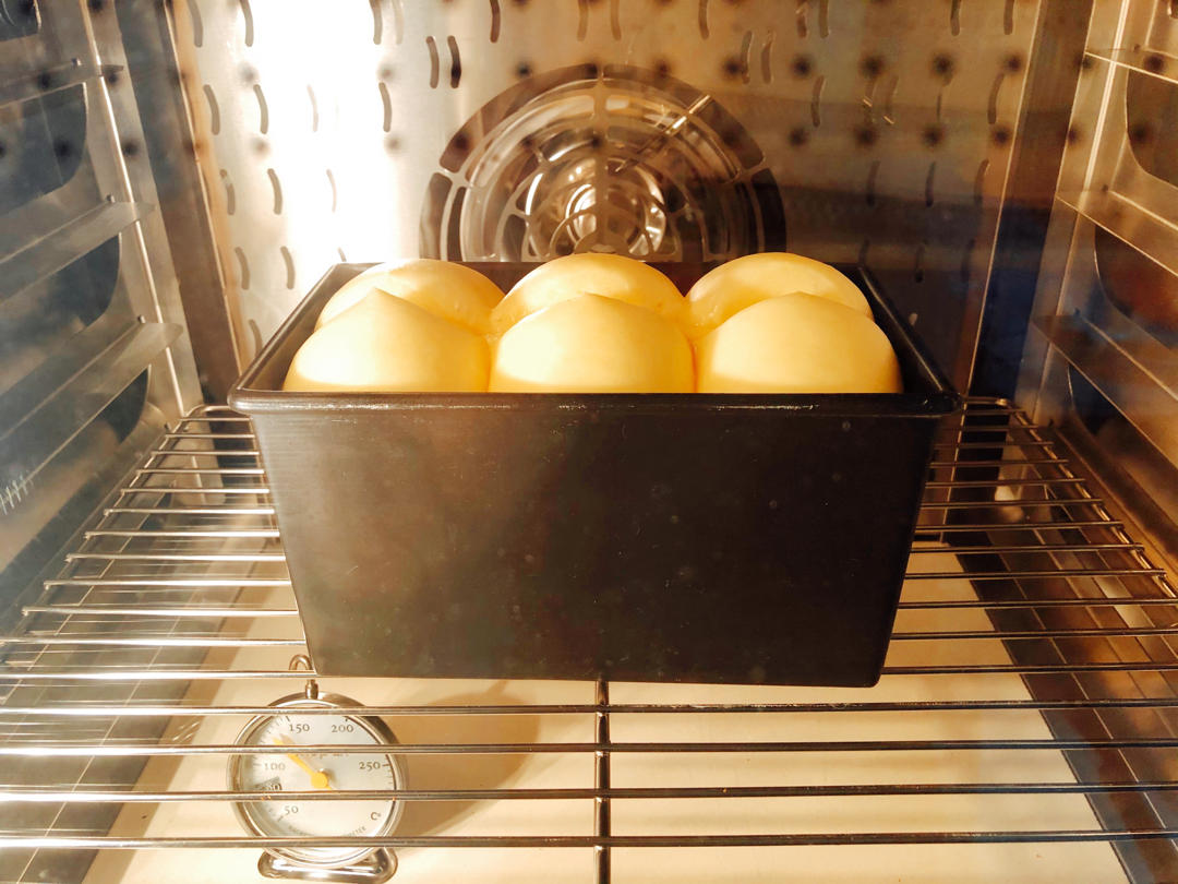 超级浓郁柔软的布里欧修吐司