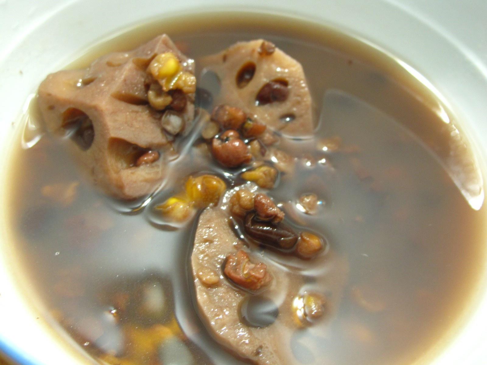 红豆黑豆薏米玉米莲藕汤的做法