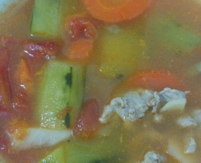 胡萝卜茭白西红柿丝瓜肉片汤的做法