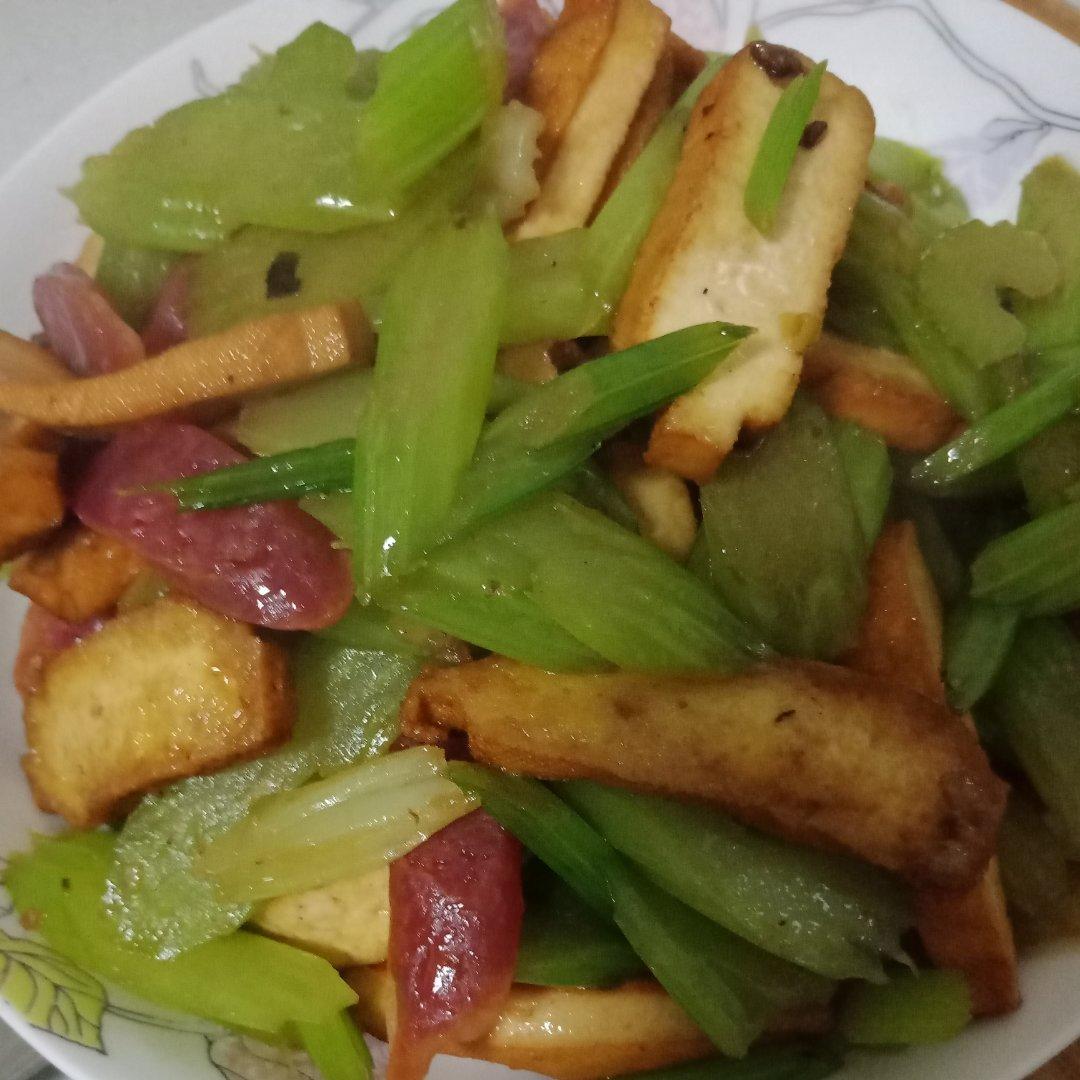 午餐晚餐简单快手下饭菜芹菜炒香干