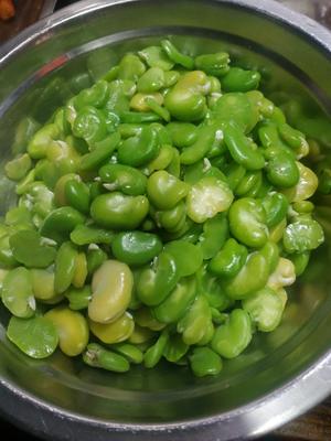 韭菜炒蚕豆的做法 步骤1