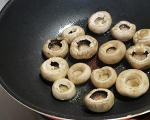 鲜鲜的黄瓜口蘑汤的做法 步骤1