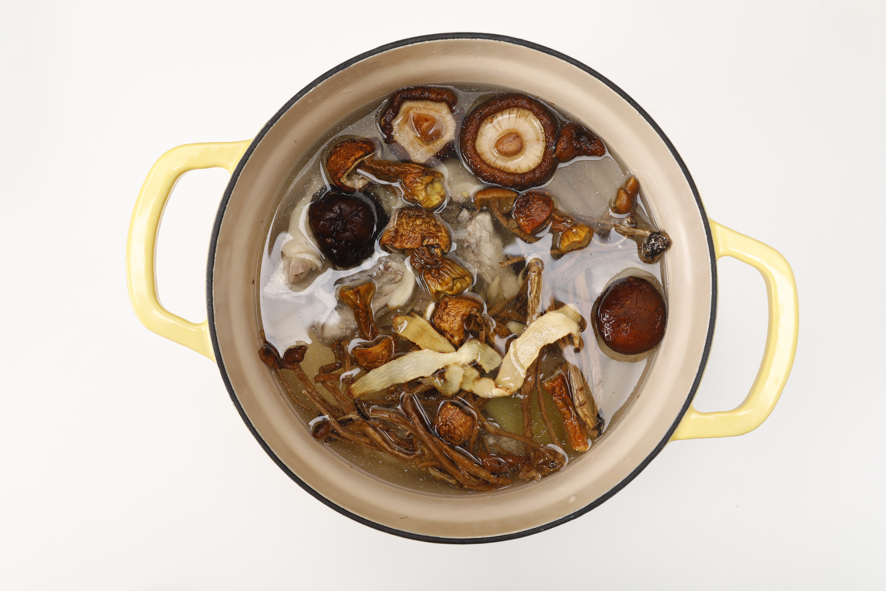 茶树菇菌菇炖鸡汤-凯度蒸烤箱的做法 步骤4