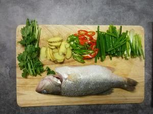 锡纸包烤鲈鱼，法帅蒸汽烤箱版的做法 步骤1