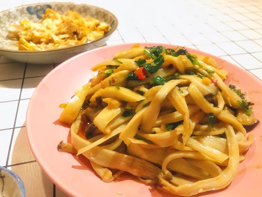 比肉还好吃的【手撕凉拌杏鲍菇】，上桌扫光光