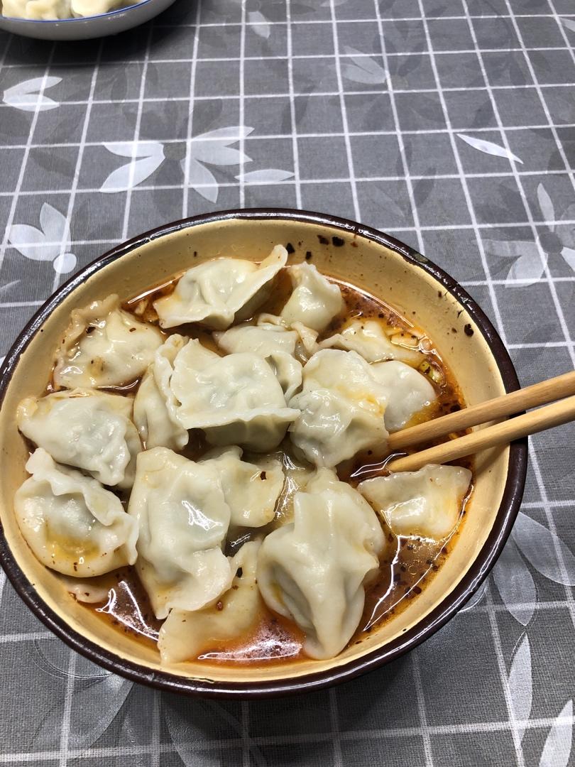 省时又便捷，没人能抗拒这碗酸汤水饺！🥟