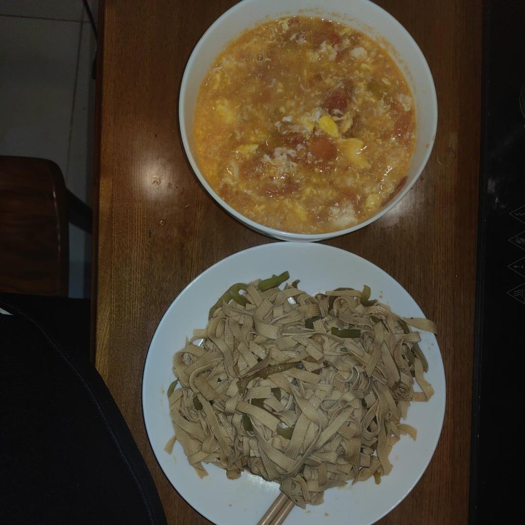 〈辣椒炒豆腐皮〉，经典家常菜。欣小厨 😉