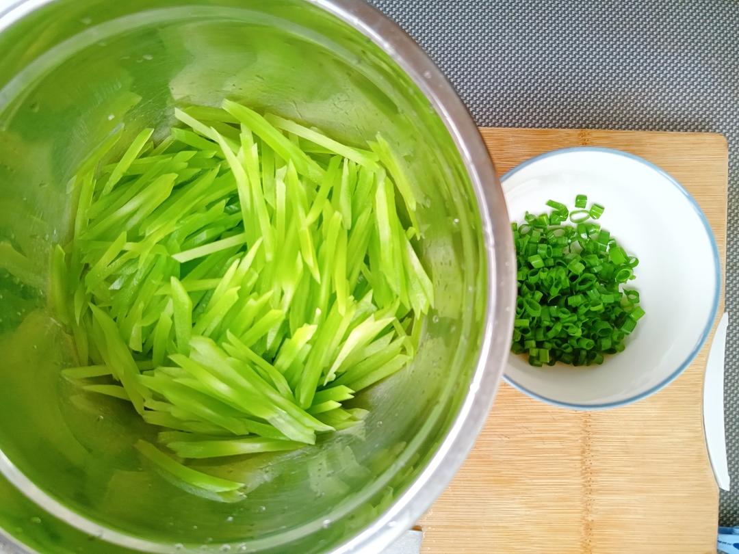 爽脆葱油莴笋丝的做法 步骤2