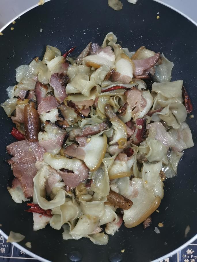 腊肉炒干土豆片的做法