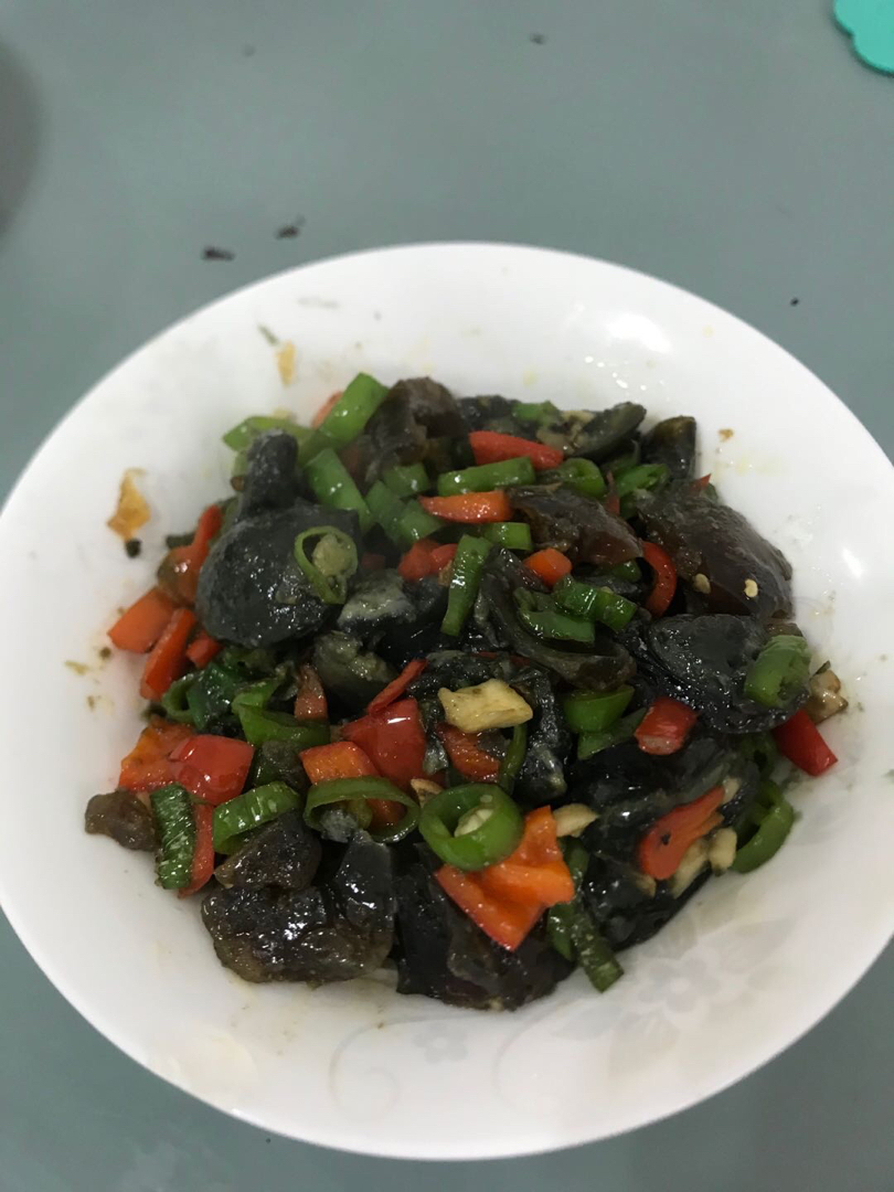 青椒炒皮蛋😋你以为它是黑暗料理？其实是下饭神菜😆