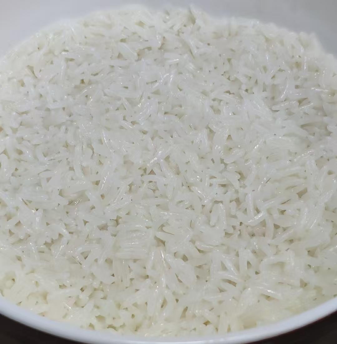 高压锅蒸香喷喷的大米饭