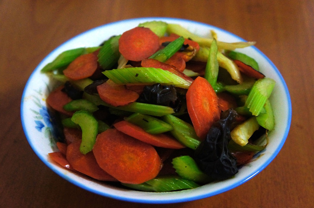 胡萝卜木耳炒芹菜