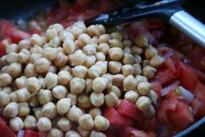 鹰嘴豆番茄罗勒炖鸡肉的做法 步骤10