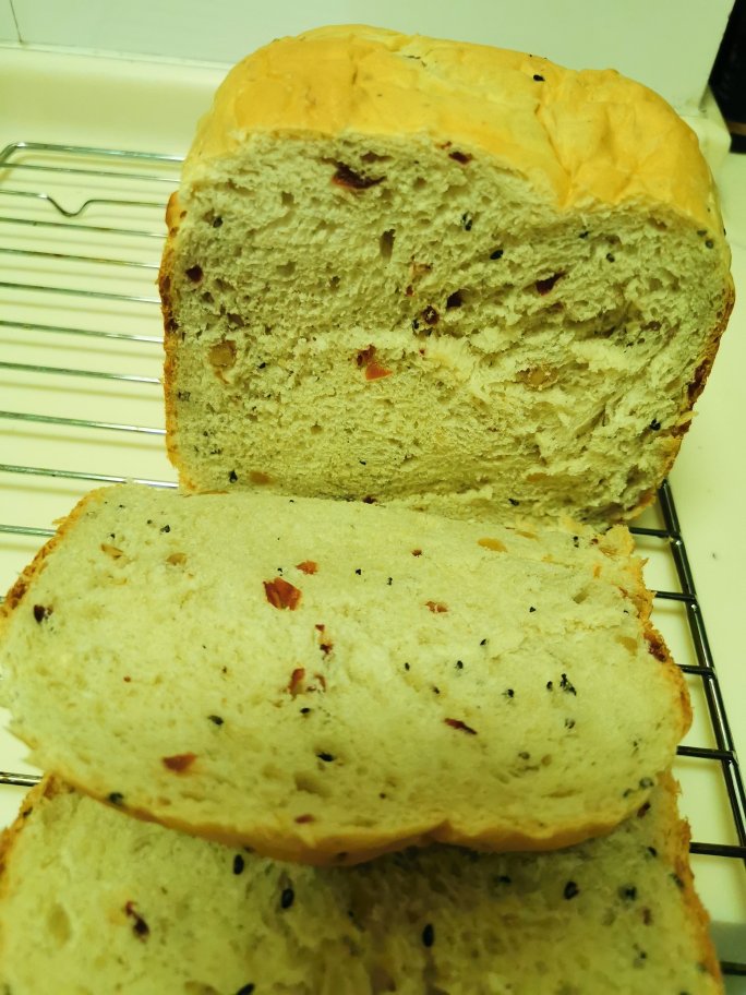 坚果面包（面包机版）～核桃仁、黑芝麻、蔓越莓