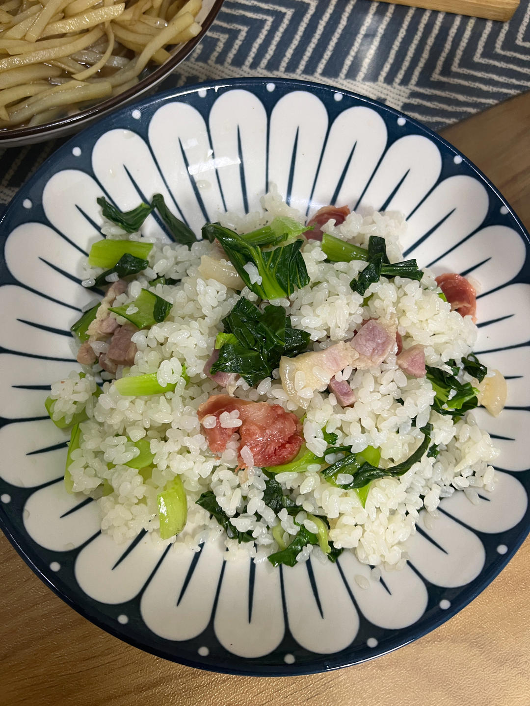碧绿生青的咸肉香肠菜饭