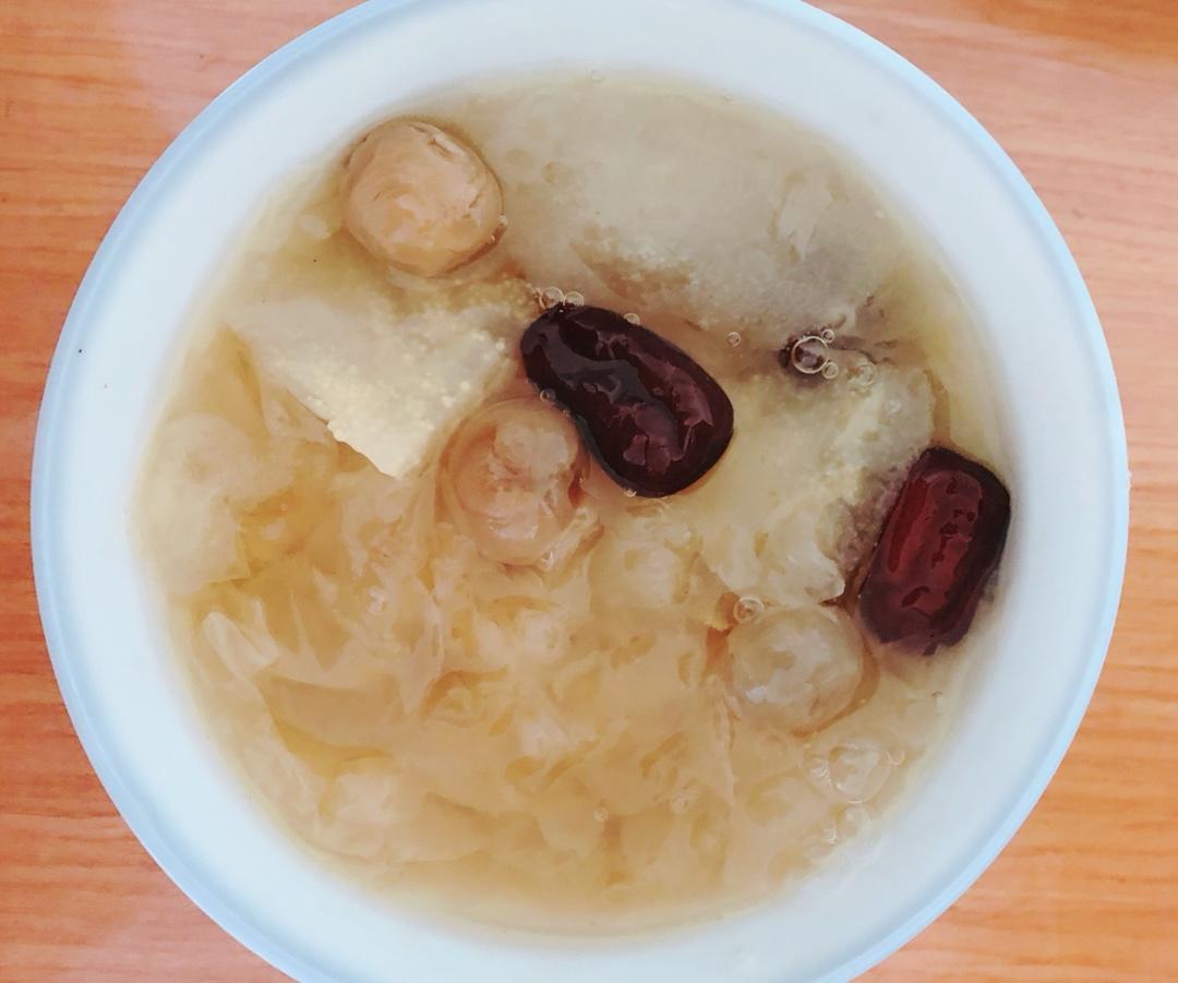 冰糖银耳红枣汤