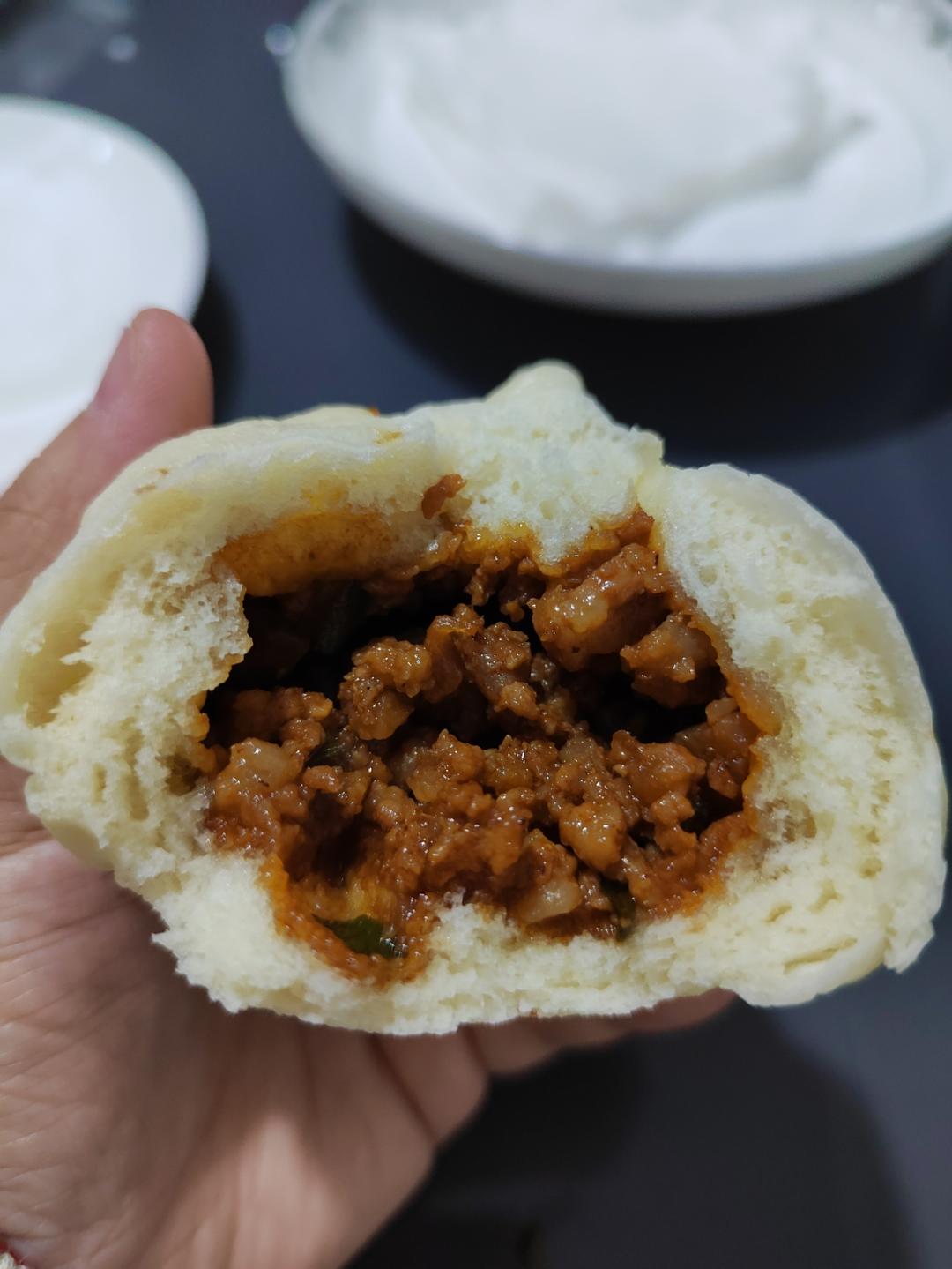 一口吃到很多肉的酱肉包