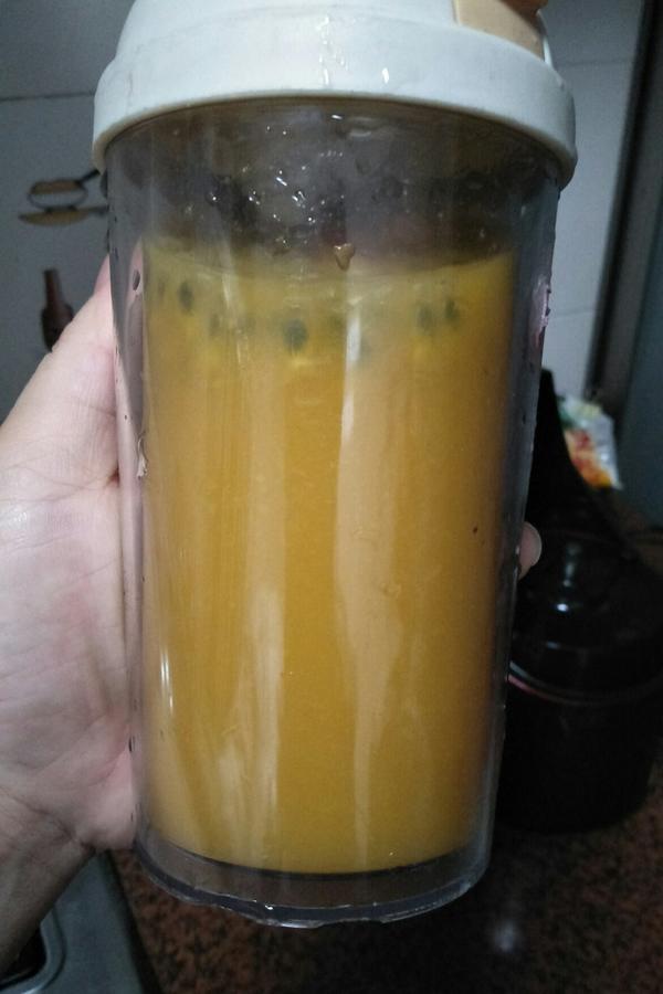芒果雪梨百香果果汁