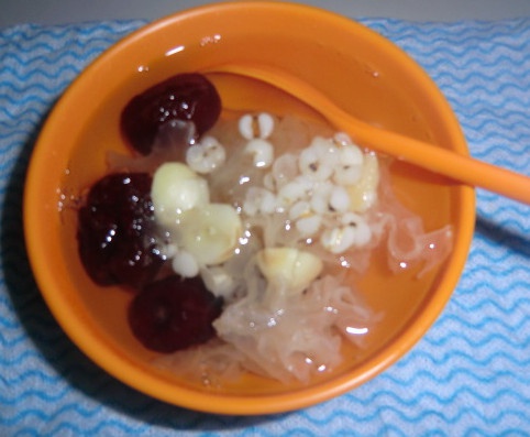 红枣莲子银耳汤