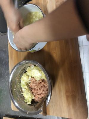 猪肉圆白菜馅饼的做法 步骤4