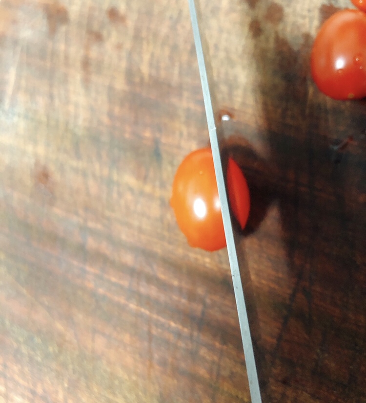 简单漂亮的摆盘—番茄小兔子的做法 步骤2