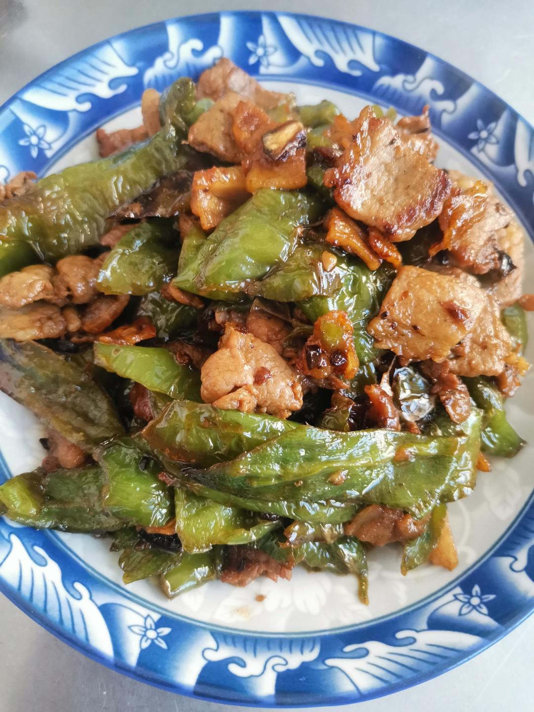 辣椒炒肉(几乎是所有湖南大饭店里的传统炒法)