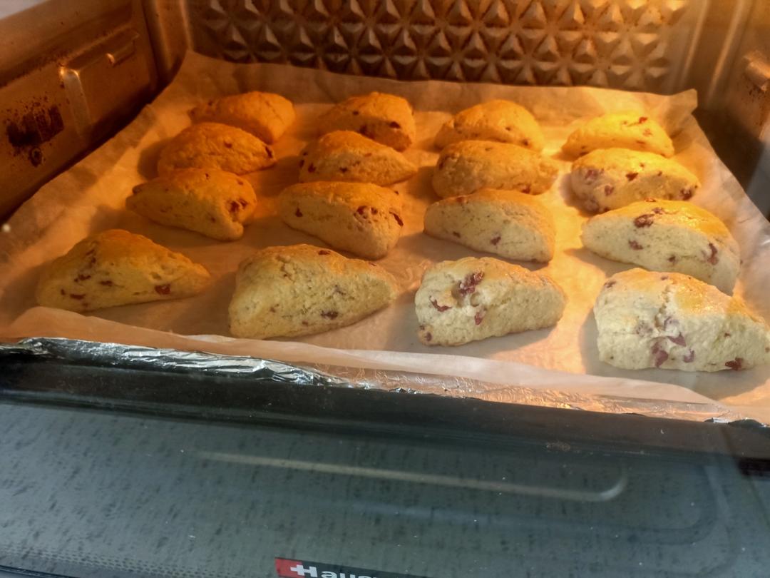 完胜星巴克超美味的酥脆原味【蔓越莓司康】