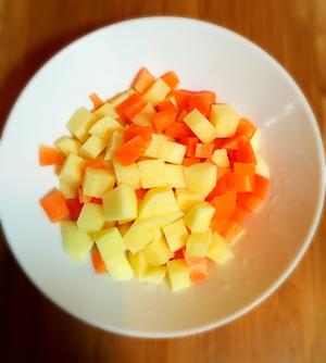 土豆胡萝卜香肠焖饭的做法 步骤1