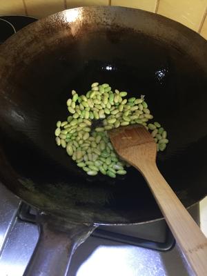 青椒毛豆炒肉丝的做法 步骤3