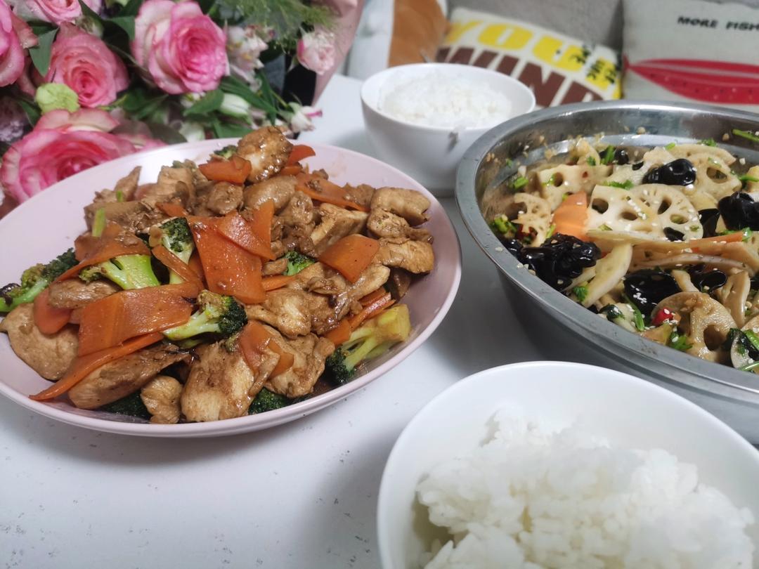 西兰花炒鸡胸肉 | 肉质鲜嫩，荤素搭配营养美味