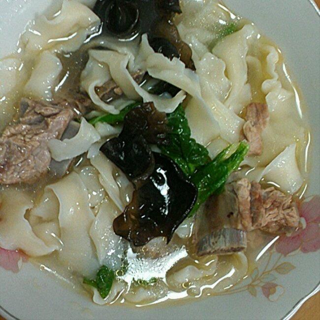 清汤排骨面的做法