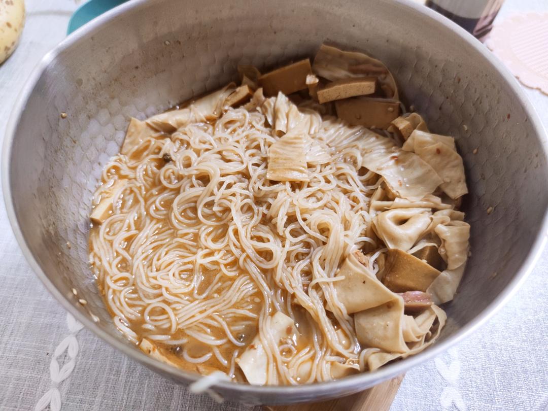 不用火锅底料也可以做的砂锅土豆粉(刀削面)