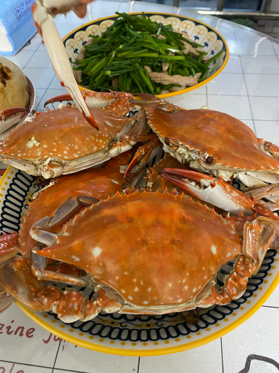 8月螃蟹正鲜美，大厨教你一招，蒸螃蟹不掉腿不流黄，好看又好吃