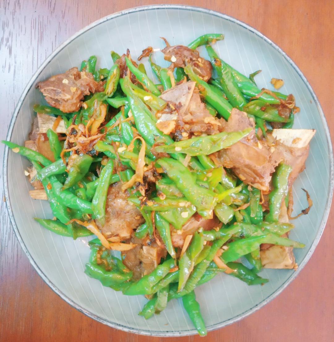 家常青椒炒排骨