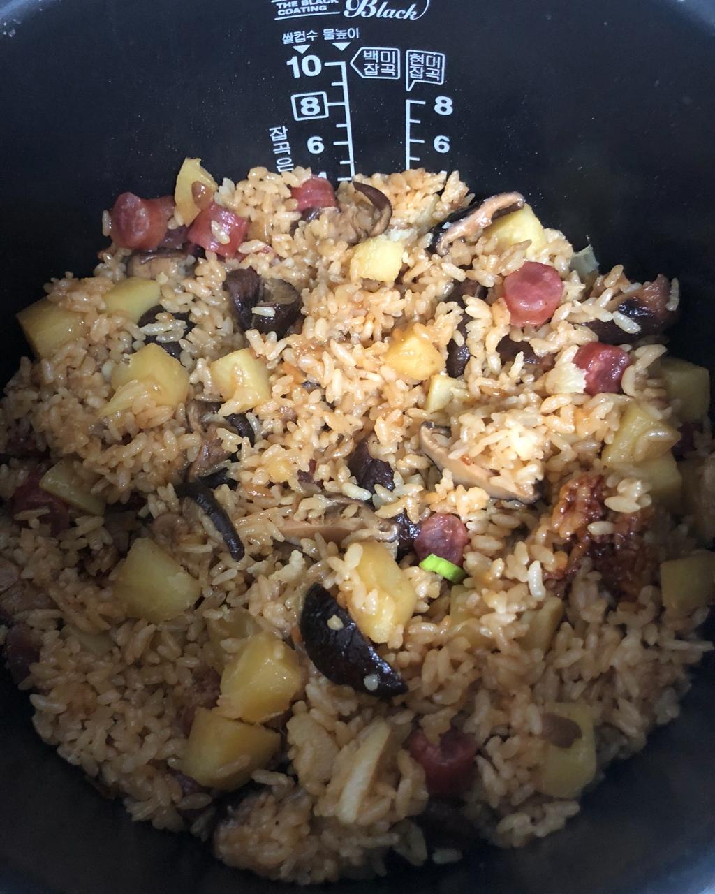 香菇腊肠土豆焖饭