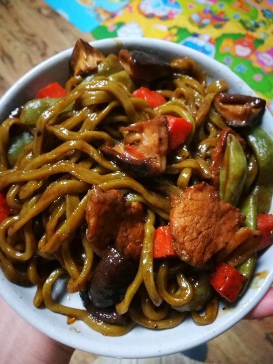 五花肉豆角土豆焖面