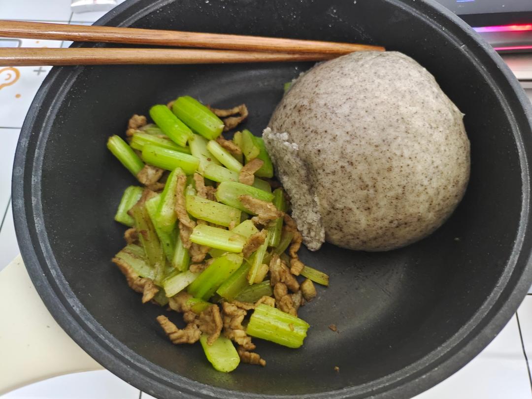 芹菜炒牛肉+玉米面面条